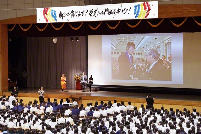 東京の創価中学・高校の「栄光の日」記念の集い。緊張する場面をどう乗り越えましたか？――学園生の質問に、元プロ野球投手の岩隈さんが答える（創価学園・池田中央体育館で）