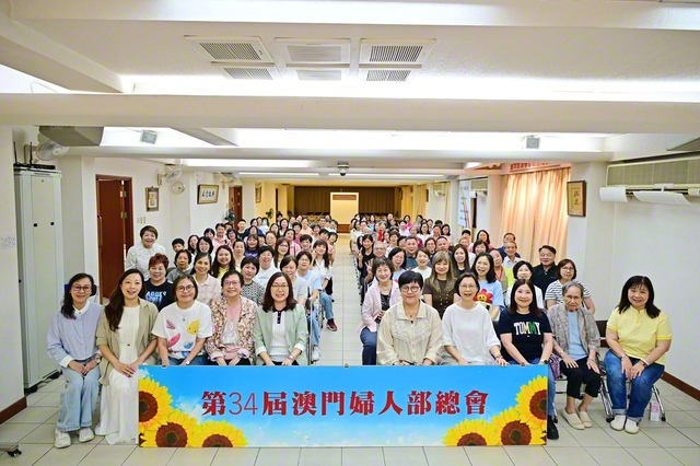 広布の誓い輝くマカオSGI婦人部の友が記念のカメラに（マカオ文化会館で）