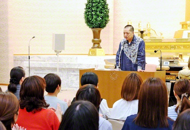 講演する作家の佐藤優氏（金舞会館で）