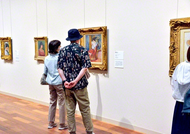 珠玉の名画を楽しむ来場者