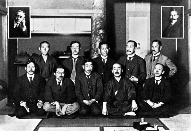 郷土と人間生活との関係を解明するグループ「郷土会」のメンバー。前列左端が牧口先生、同右から2人目が柳田国男、左上の囲みが新渡戸稲造（1922年5月）