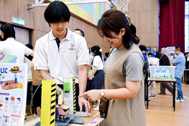 授業の学習成果を紹介するSISMの生徒