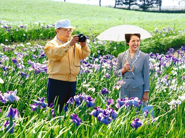 1990年7月、北海道を訪れた池田先生は、札幌の花菖蒲園で、咲き誇る花々にカメラを向ける。笑みをたたえる香峯子夫人が寄り添う