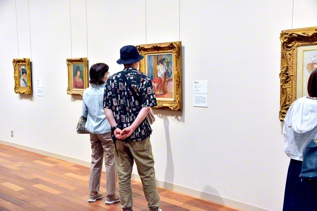 珠玉の名画を楽しむ来場者