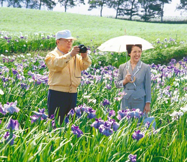 1990年7月、北海道を訪れた池田先生は、札幌の花菖蒲園で、咲き誇る花々にカメラを向ける。笑みをたたえる香峯子夫人が寄り添う