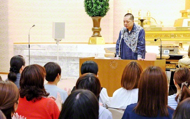 講演する作家の佐藤優氏（金舞会館で）