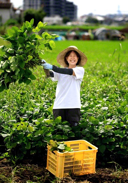笑顔はじける瀬利さん。屋号は、英語の「Rural（農村）」と「Urban（都市）」を組み合わせた造語を使って、「Rurban　Farm」とした。都会と畑を結ぶ懸け橋になる夢がある