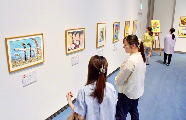 関西国際文化センターで開催中の少年少女希望絵画展。子どもたちの力作が並ぶ