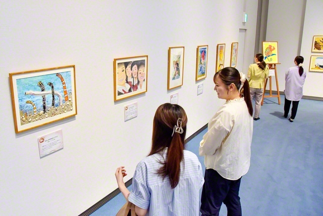 関西国際文化センターで開催中の少年少女希望絵画展。子どもたちの力作が並ぶ