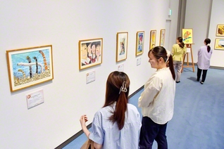 関西国際文化センターで開催中の少年少女希望絵画展。子どもたちの力作が並ぶ