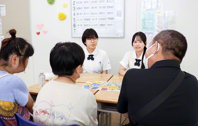 創価高校の「すごろくトーク」のコーナーでは、学園生と来場者が和やかに語り合った