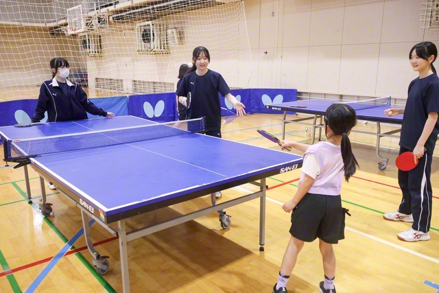 創価中学校のクラブ体験では、多くの参加者が学園生と一緒に汗を流した