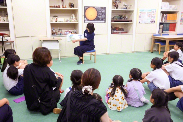 読み聞かせにじっと耳を傾ける子どもたち（東京創価小学校で）