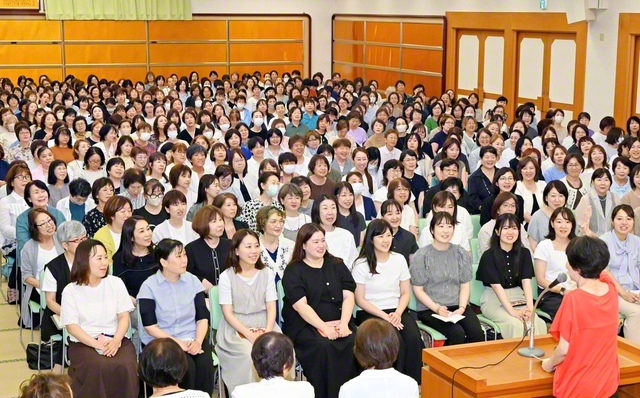 総京都女性部の集い。眞田操さん、中川明子さんが活動報告した（伏見平和会館で）