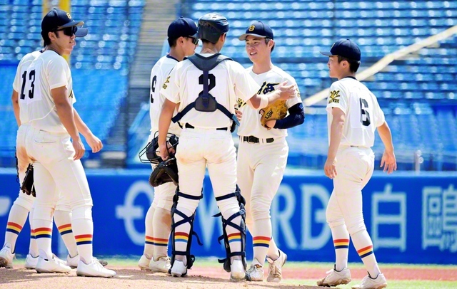 駒大高の猛追を、創価は主戦・平井（右から2人目）を中心に堅守で振り切った（神宮球場で）