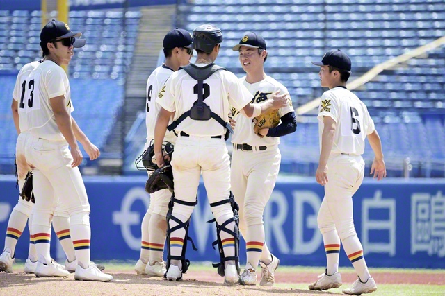 駒大高の猛追を、創価は主戦・平井（右から2人目）を中心に堅守で振り切った（神宮球場で）