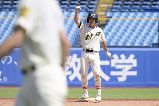三回、貴重な2点適時二塁打を放ち、ナインを鼓舞する7番・渡部