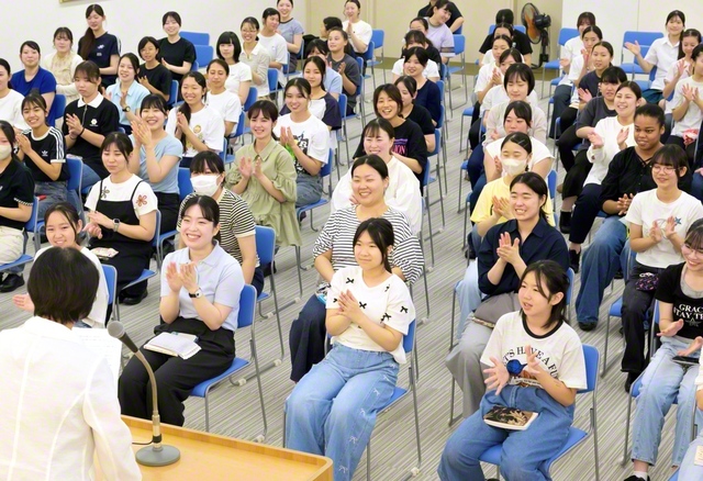 結成70周年の「7・22」を前に、清新な息吹にあふれる“鼓笛姉妹”（創価青年音楽センターで）