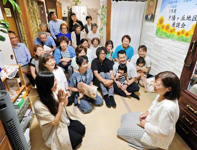対話拡大の決意あふれる、大阪の帝王区・夕陽ケ丘地区の座談会（18日、大阪市天王寺区内で）
