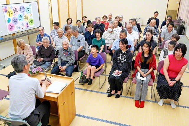 北海道・手稲文化会館で行われた未来座談会。幅広い世代が体験などを語り合い、温かな交流が広がった（11日）