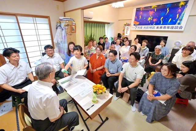 原田会長が駆け付けた東京・台東区の光彩地区の座談会。心新たに対話の夏へ出発した（19日、台東区内で）