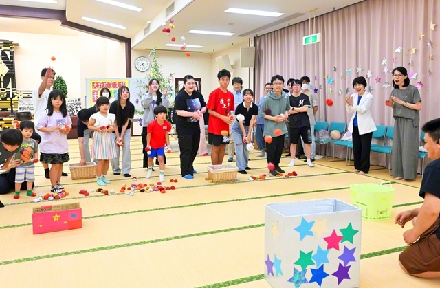 千葉の市川新世紀県・大野広宣支部の座談会には那須女性部長が参加。「玉入れ競争」が白熱した（18日、市川文化会館で）
