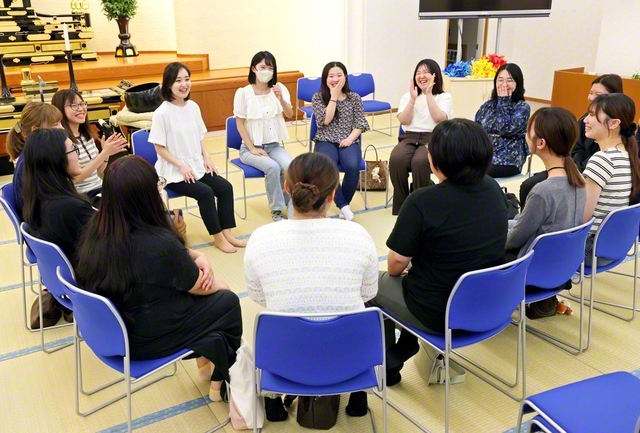 屋我裕子さん、小田花楓さんが司会を務めた青森常勝県の華陽カレッジ（18日、十和田文化会館で）