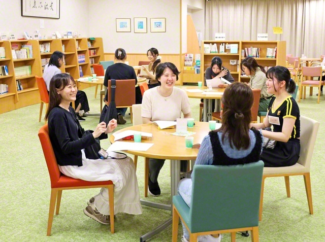 皆で学びつつ、近況などを語り合った山口圏の華陽カレッジ（19日、山口文化会館で）