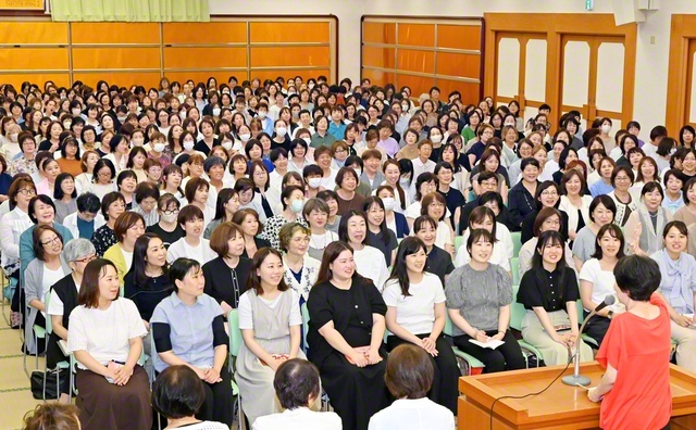総京都女性部の集い。眞田操さん、中川明子さんが活動報告した（伏見平和会館で）