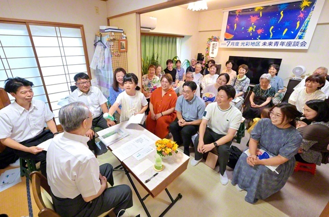 原田会長が駆け付けた東京・台東区の光彩地区の座談会。心新たに対話の夏へ出発した（19日、台東区内で）