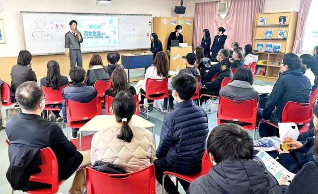 関西創価高校のオープンキャンパスで生徒が学校生活の様子を紹介（昨年3月）