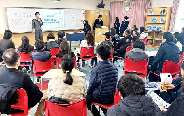 関西創価高校のオープンキャンパスで生徒が学校生活の様子を紹介（昨年3月）