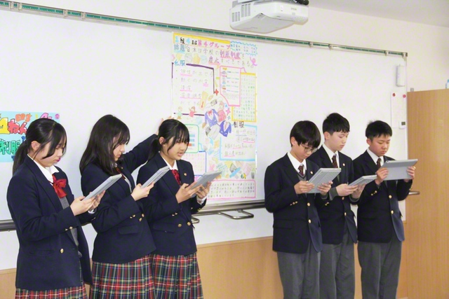 関西創価中学校で行われた「探究発表会」。探究学習の成果をポスターにまとめた（昨年2月）