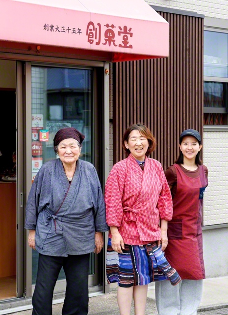 店頭に立つ4代目の弥永さん㊥。母・酒井文子さん㊧と長女・桜さんと力を合わせ、久留米を代表する和菓子店を目指す