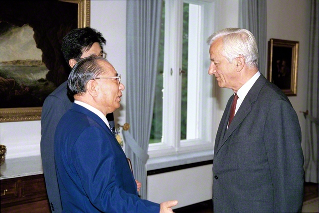 1991年6月、統一ドイツのヴァイツゼッカー初代大統領と会談する池田先生。同年1月から2月にかけて起きた湾岸戦争を踏まえて、大統領は「将来に向かって我々が真剣に考えるべき問題は“（国連に）どのような機構があるか”よりもむしろ“何が安全を脅かすか”です」と指摘。“武力による平和”からの脱却を一貫して訴えてきた池田先生は、大統領の問題提起に賛意を示した（ボン市内の大統領官邸で）