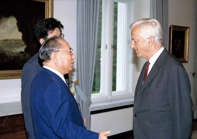1991年6月、統一ドイツのヴァイツゼッカー初代大統領と会談する池田先生。同年1月から2月にかけて起きた湾岸戦争を踏まえて、大統領は「将来に向かって我々が真剣に考えるべき問題は“（国連に）どのような機構があるか”よりもむしろ“何が安全を脅かすか”です」と指摘。“武力による平和”からの脱却を一貫して訴えてきた池田先生は、大統領の問題提起に賛意を示した（ボン市内の大統領官邸で）