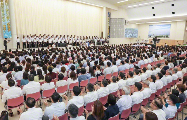 今月12日の中部青年堅塁総会では、青年世代・未来部の代表と共に、中部歌「この道の歌」を全員で大合唱した。我らの決めた「師弟の道」を朗らかに勇進！（名古屋市の中部池田記念講堂で）
