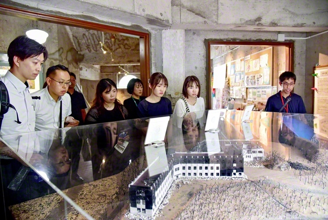 被爆遺構の城山小学校での平和学習（昨年8月、長崎市内で）