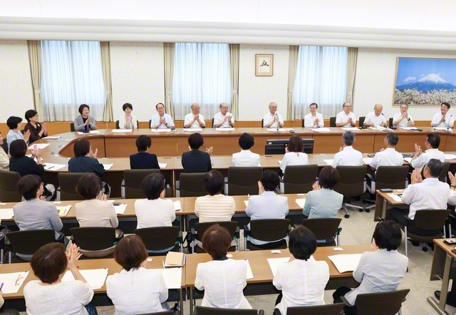 原田会長を中心に、創立100周年へ、広布前進を約し合った全国最高協議会（22日、学会本部第2別館で）