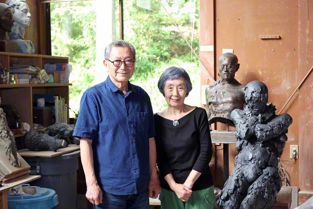鷹尾俊一さん㊧と妻の民江さん