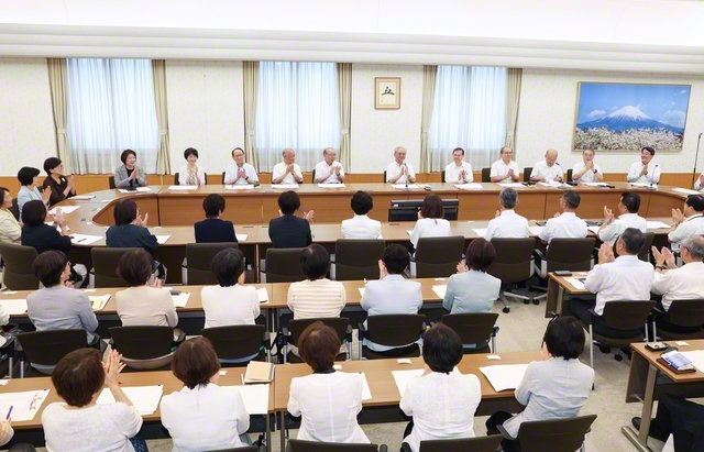 原田会長を中心に、創立100周年へ、広布前進を約し合った全国最高協議会（22日、学会本部第2別館で）