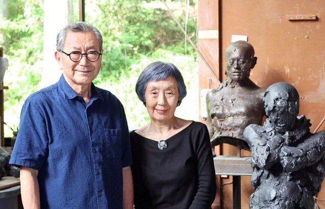 鷹尾俊一さん㊧と妻の民江さん