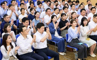価値創造の智慧と勇気で新たな広布拡大を誓った青年最高協議会の開講式（23日、世界聖教会館内の言論会館で）