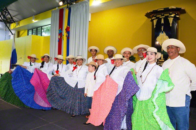 代表のメンバーが伝統舞踊などを披露