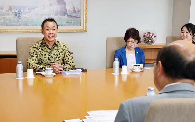 ワン・ハドフィ・ラティフ駐日大使㊧と創大の秋谷理事長らが和やかに語り合う（創大中央教育棟で）