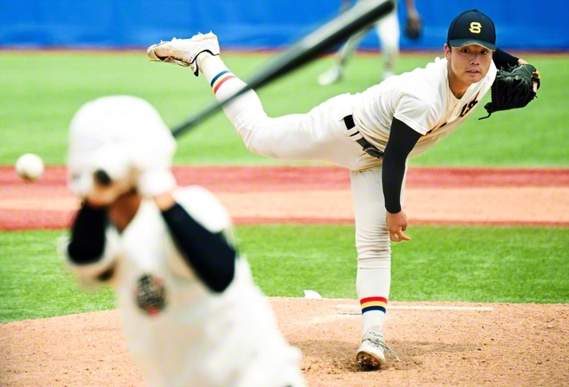 安定した投球で九回途中まで力投した主将・川久保（神宮球場で）