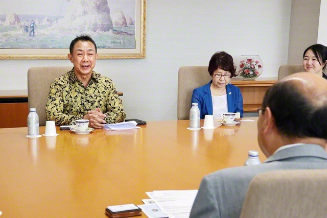 ワン・ハドフィ・ラティフ駐日大使㊧と創大の秋谷理事長らが和やかに語り合う（創大中央教育棟で）