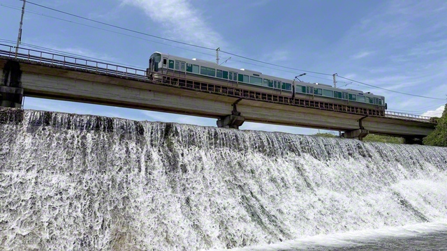 穴伏川の上を駆け抜ける列車（和歌山県紀の川市）＝和歌山・宮本要代通信員