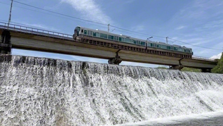 穴伏川の上を駆け抜ける列車（和歌山県紀の川市）＝和歌山・宮本要代通信員