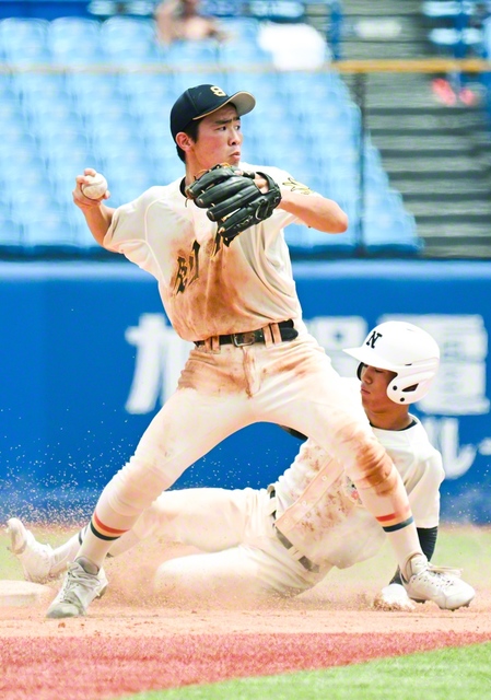 七回裏、堅実な守備で併殺を完成させた二塁手・山田